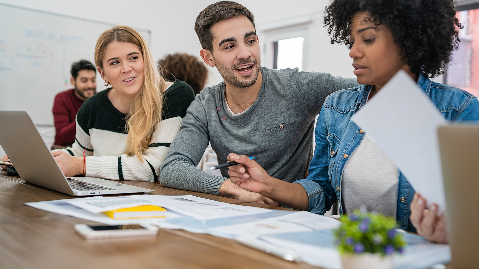 Jeunes en situation d'apprentissage réunis autour d'un même écran