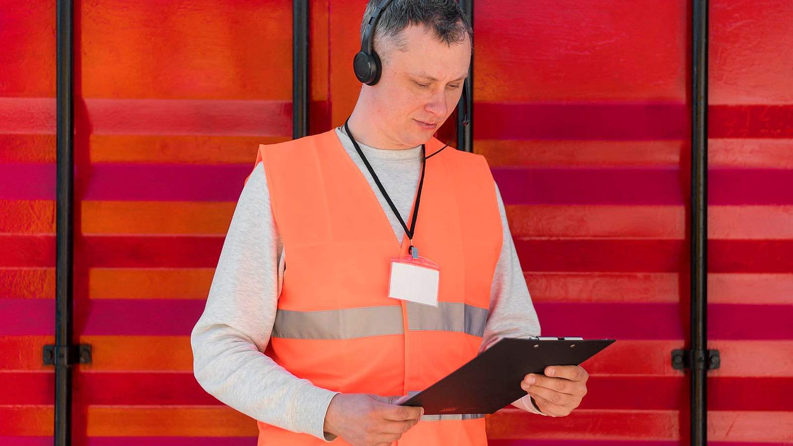 Chef d'équipe municipal et conducteur de mini-pelle consultant un plan de réseaux au bord d'une tranchée