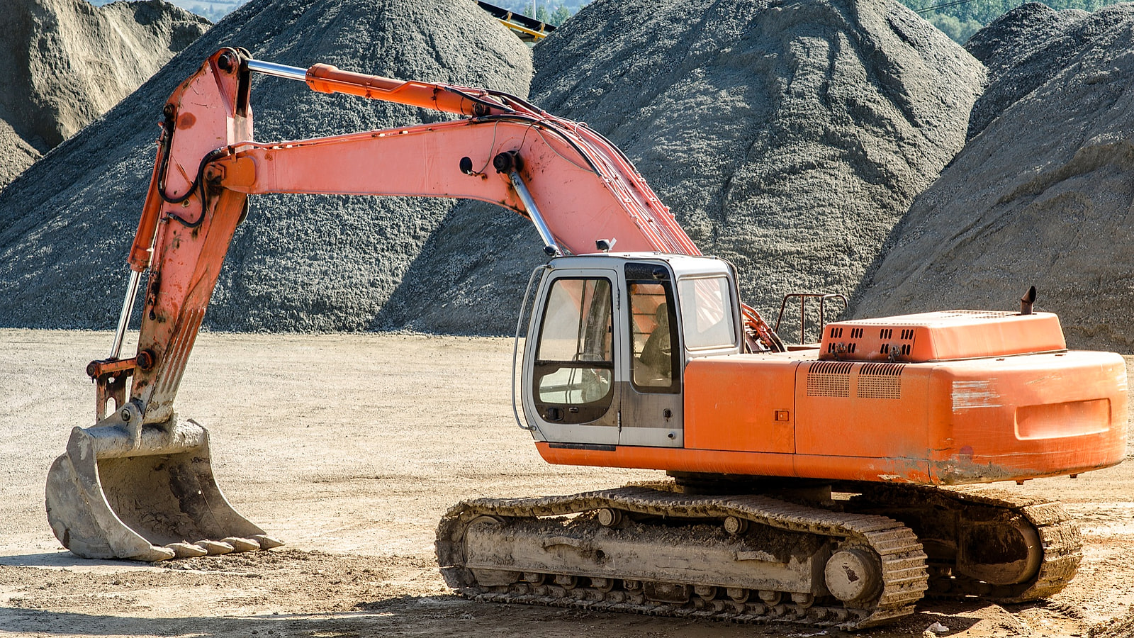 Chef de chantier comparant récépissés de DICT et autorisations nominatives devant une tranchée avec marquage au sol