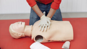 Formation SST : entraînement au massage cardiaque en présentiel avec un formateur certifié