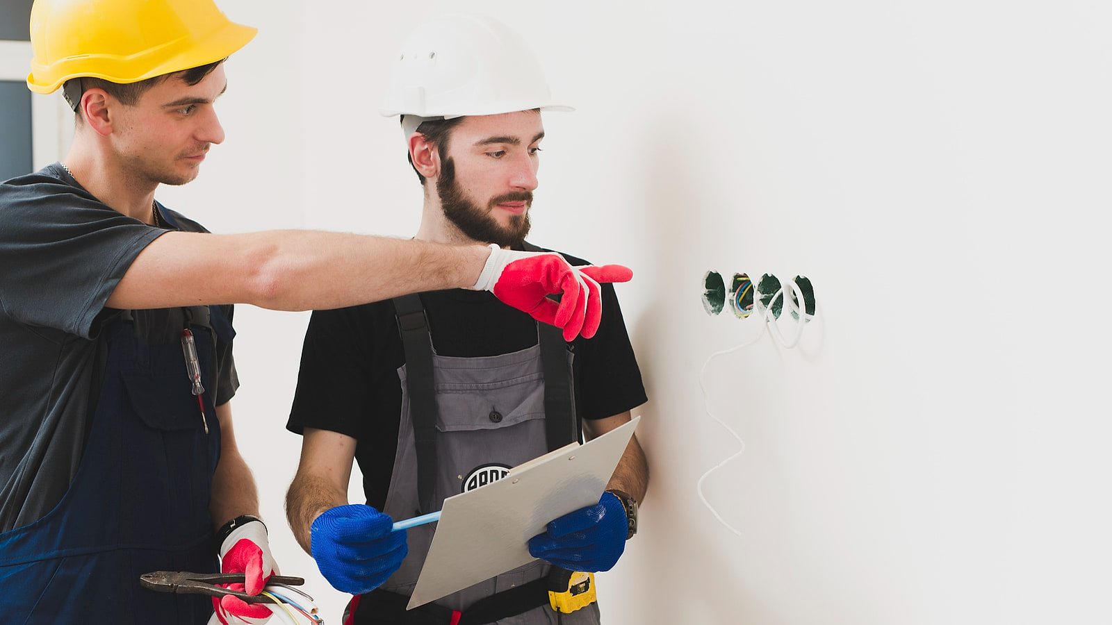 Responsable RH pointant une échéance de recyclage sur un tableau de suivi des habilitations électriques