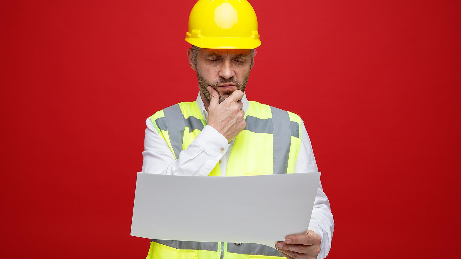 Préventeur HSE observant un poste de travail sur un quai logistique avec un cariste