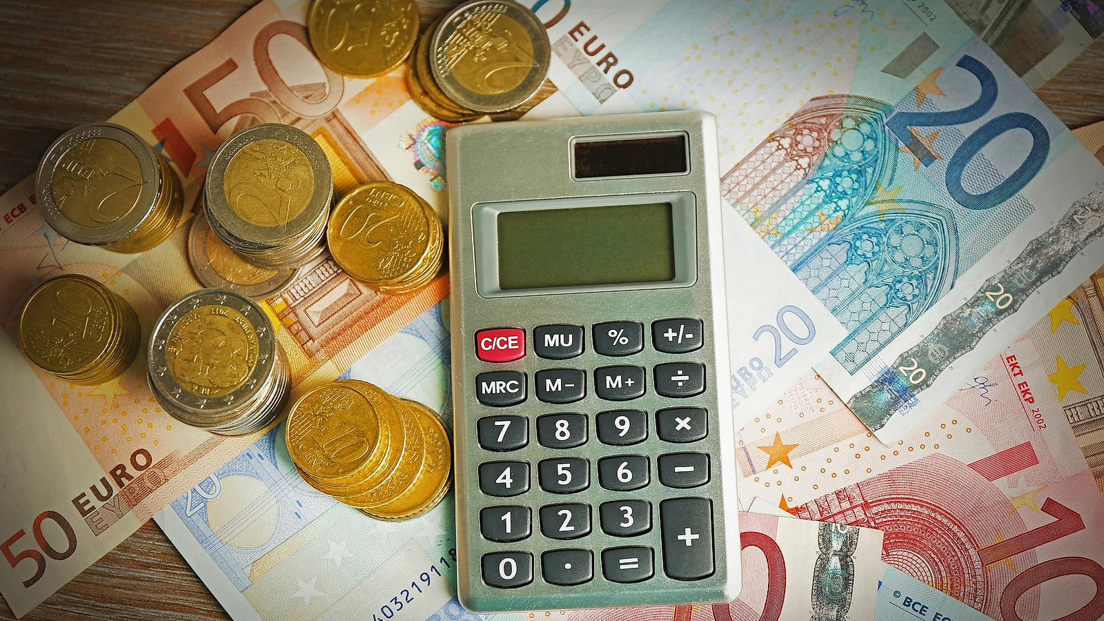 Responsable RH et conducteur d'engins examinant un devis de formation CACES dans un bureau