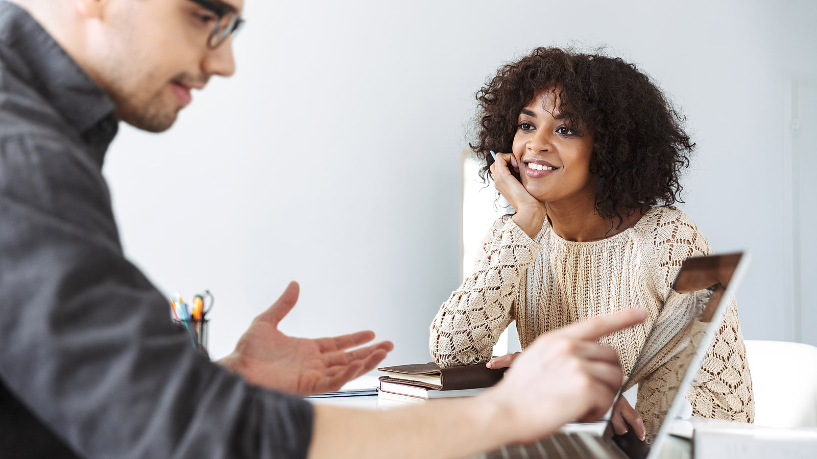 Entretien de conseil entre deux personnes autour d'un projet de formation