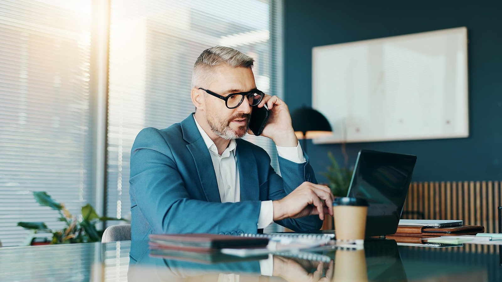 Artisan dirigeant de TPE consultant son attestation de contribution formation devant un devis de stage sécurité