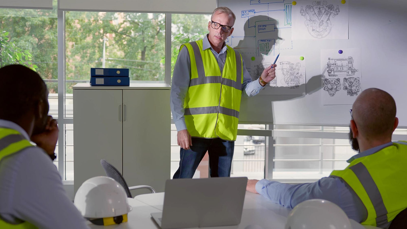 Responsable RH et chef de chantier annotant un planning annuel de formations sécurité