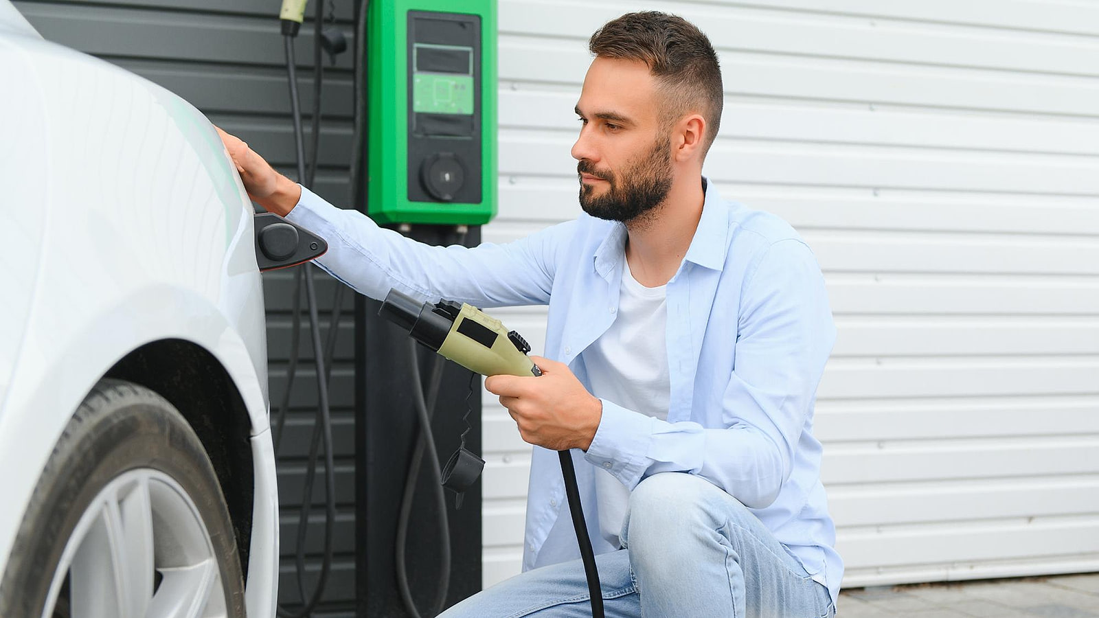 Connecteur de recharge branché sur une borne, geste courant de manœuvre d'usage