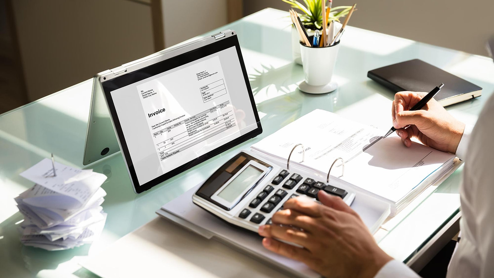 Responsable RH et chef d'atelier examinant un devis de formation et son accord de financement