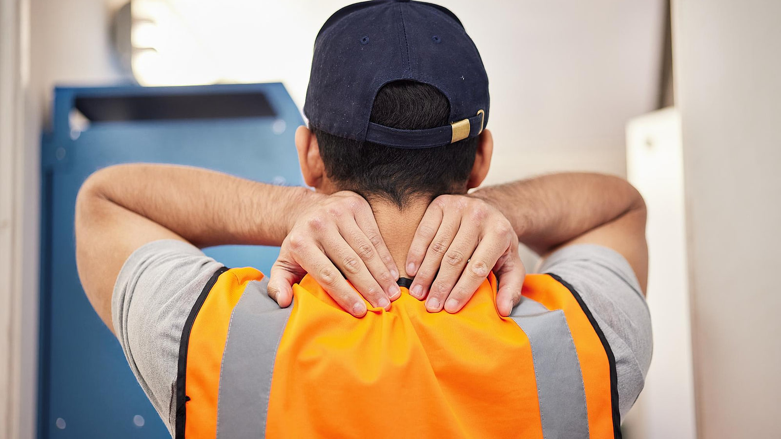 Sauveteur secouriste du travail écoutant un collègue en difficulté à l'écart de l'atelier